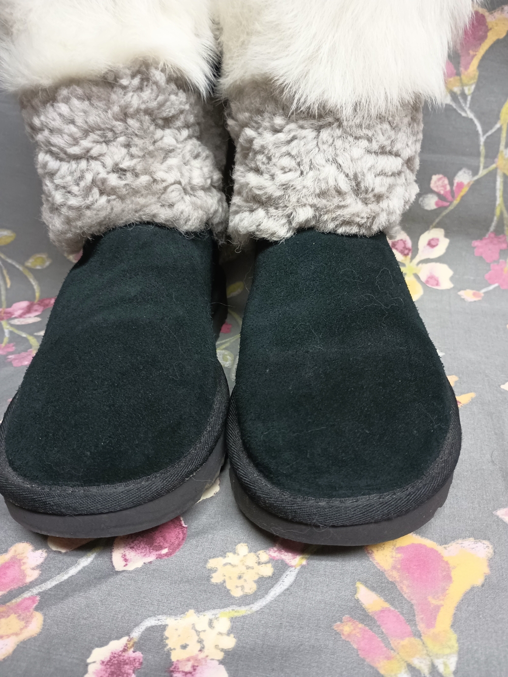 UGG Classic Patchwork Boots Black – Like New, Women's Size 8 - Picture 3 of 9